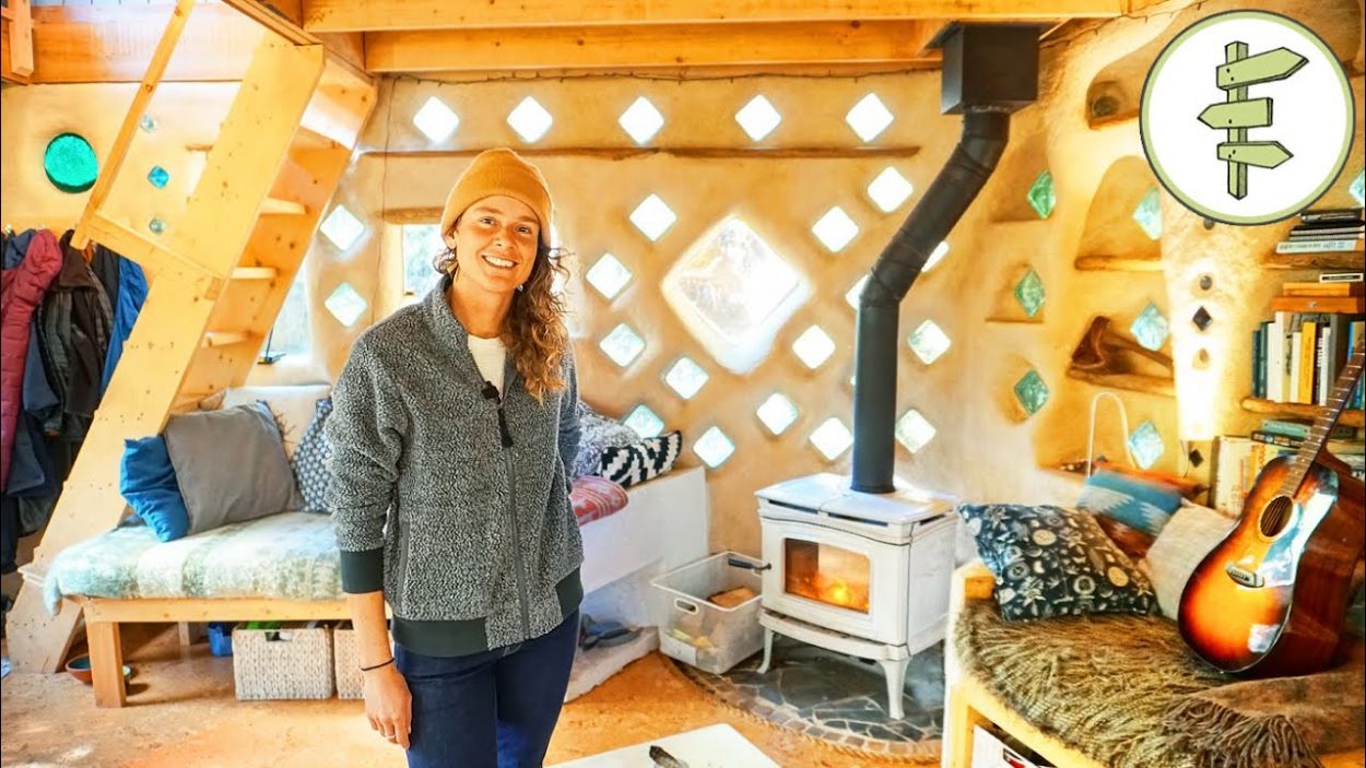 Elle a construit seule sa maison écolo qu'elle alimente (en partie) au biogaz