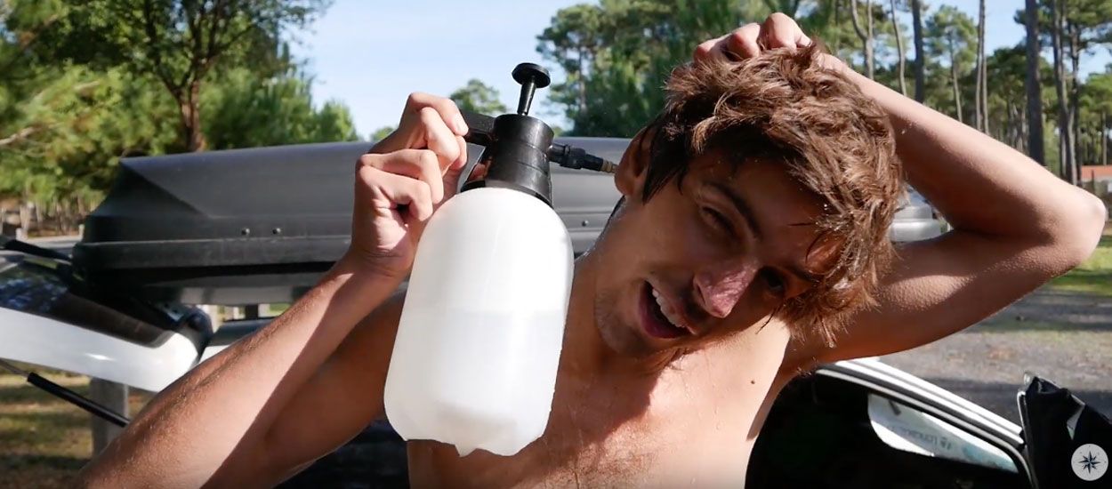 Ce voyageur vous montre comment prendre une douche avec seulement 2 litres d'eau