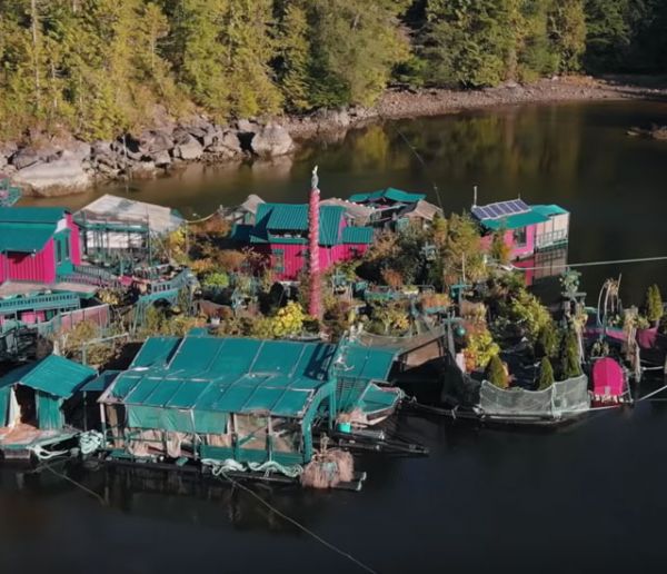 Ce couple de Canadiens a créé sa propre île et vit dessus depuis 27 ans