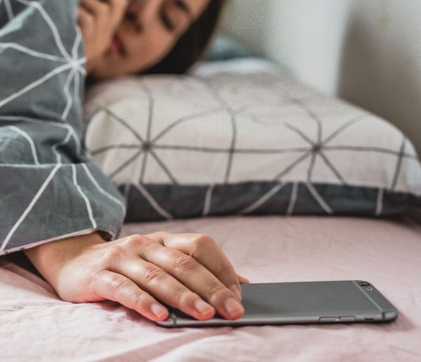 Est-ce vraiment dangereux de laisser son téléphone à recharger sur son lit ?