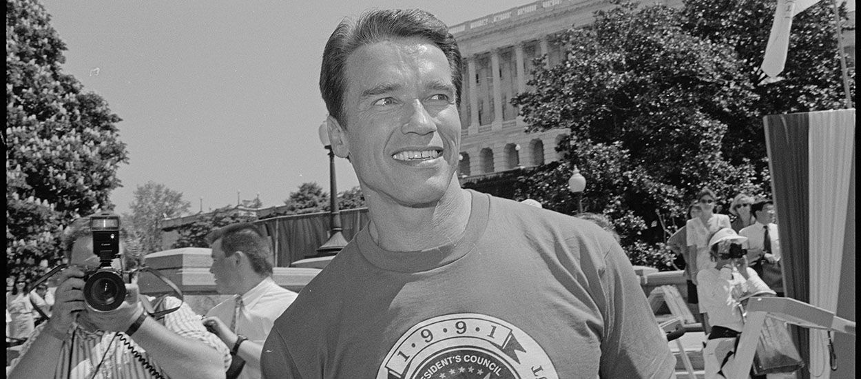 Arnold Schwarzenegger partage sa méthode pour faire de la muscu à la maison