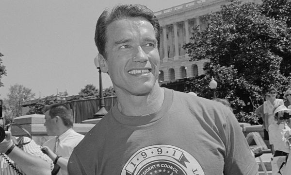 Arnold Schwarzenegger partage sa méthode pour faire de la muscu à la maison