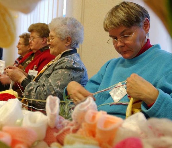 Cette association de grands-mères tricoteuses vient en aide aux mères en difficulté