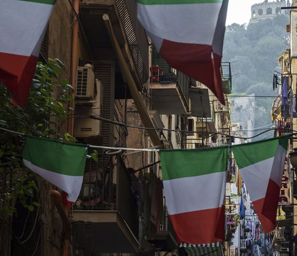 Chants et concerts improvisés depuis leur balcon pour les Italiens confinés chez eux