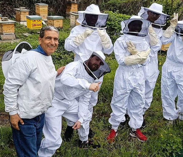 Cette association écolo forme les réfugiés au métier d'apiculteur