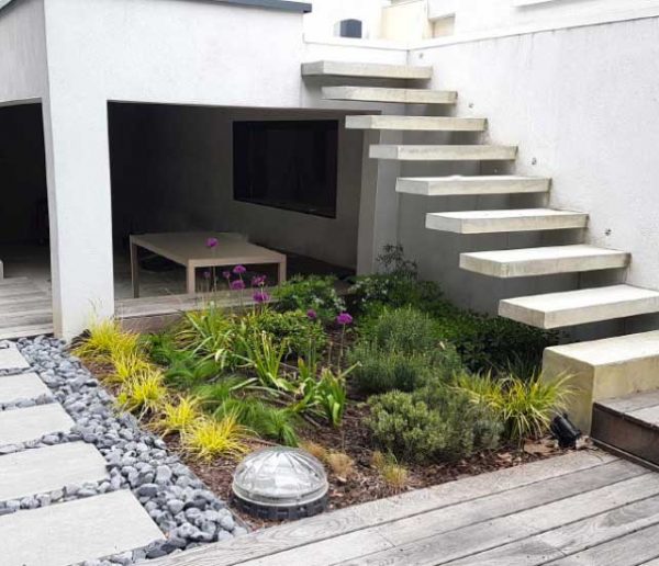 Avant / Après : Un jardin zen pour donner de l'air à cette maison entourée de murs en béton