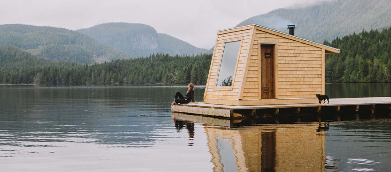 Ce sauna flottant au milieu d'un lac est uniquement accessible en kayak