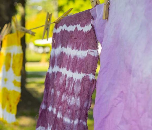 Shibori ou tie and dye : 2 méthodes pour teindre votre vieux linge