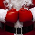 Le père Noël avec des gants de boxe