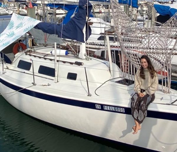 A 23 ans, elle s'est installée en Australie et a retapé un voilier pour y vivre
