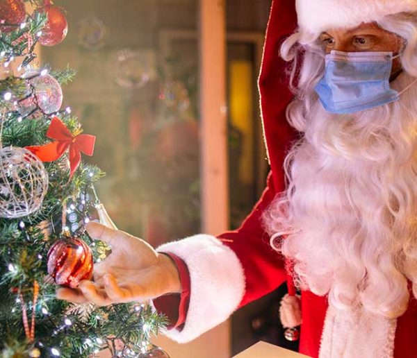 Le Père Noël immunisé contre le Covid-19 pourra distribuer les cadeaux confirme l'OMS