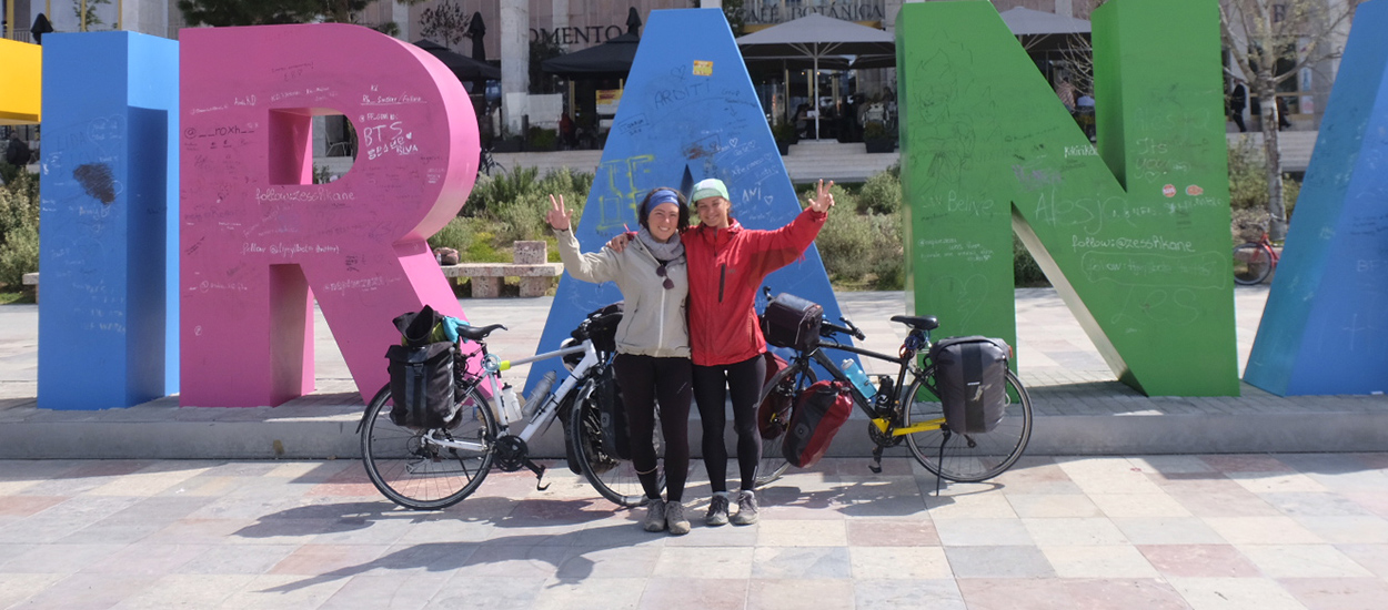 Léa et Julie voyagent en vélo pour visiter les éco-lieux à travers l'Europe