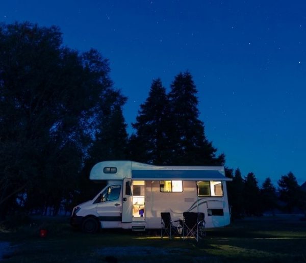 Camping-car et van aménagé : comment savoir où stationner et dormir en France ?