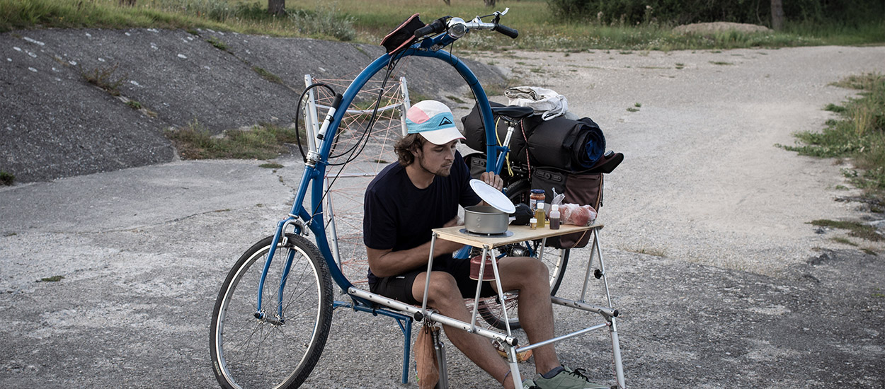 Cercle The World : un jeune Allemand invente le premier vélo qui permet de camper partout