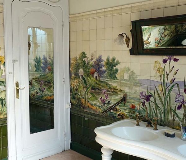 Zoom sur cette salle de bains Art Nouveau vraiment très originale !