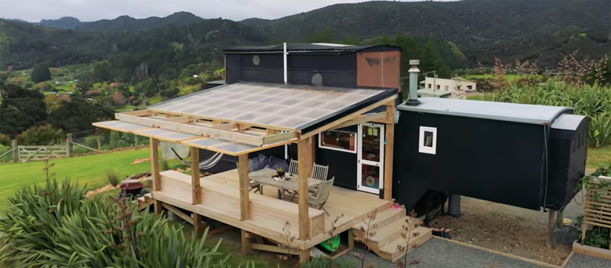 Un couple de Néo-Zélandais a transformé un bus en tiny house avec une incroyable terrasse !