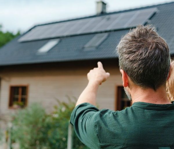 Partager ou financer l'énergie solaire entre voisins, une tendance qui prend son essor partout en France